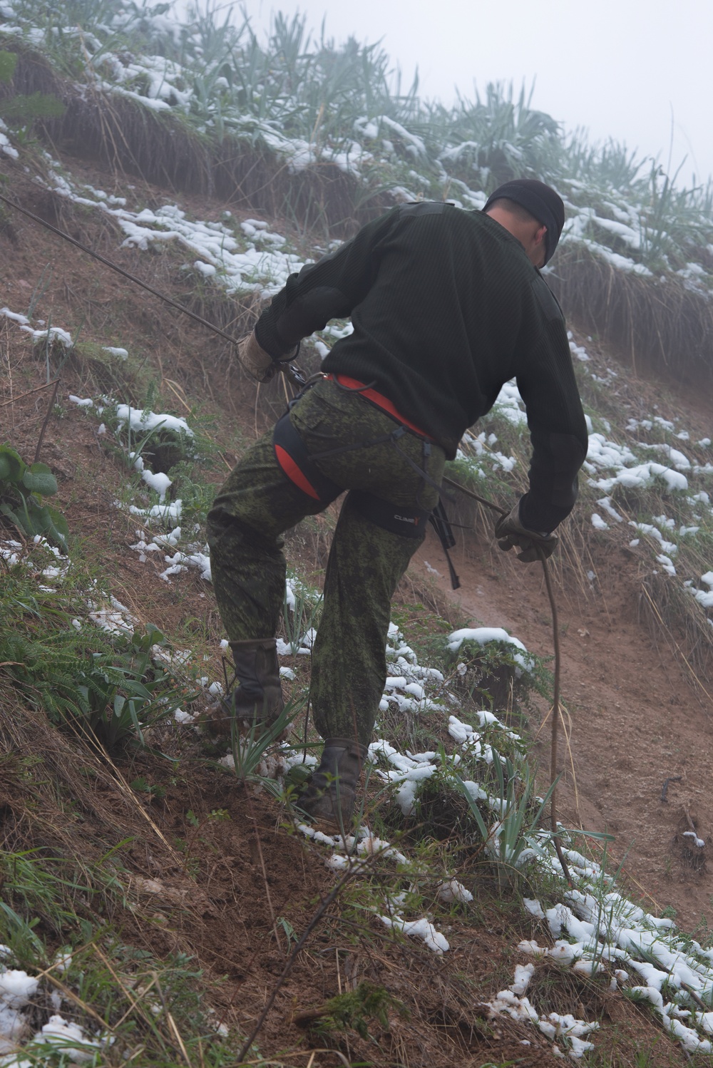 Tajik soldiers practice their mountaineering skills with U.S. partners