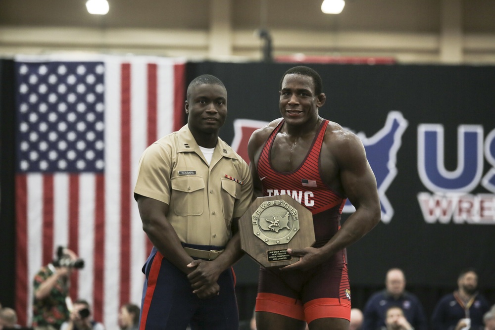 Marine presents first place award to former Olypic qualifier during US Open