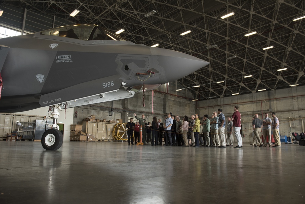 Okinawa Honorary Commanders visit the F-35