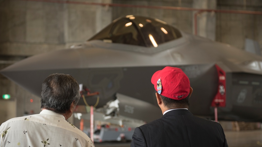 Okinawa Honorary Commanders visit the F-35