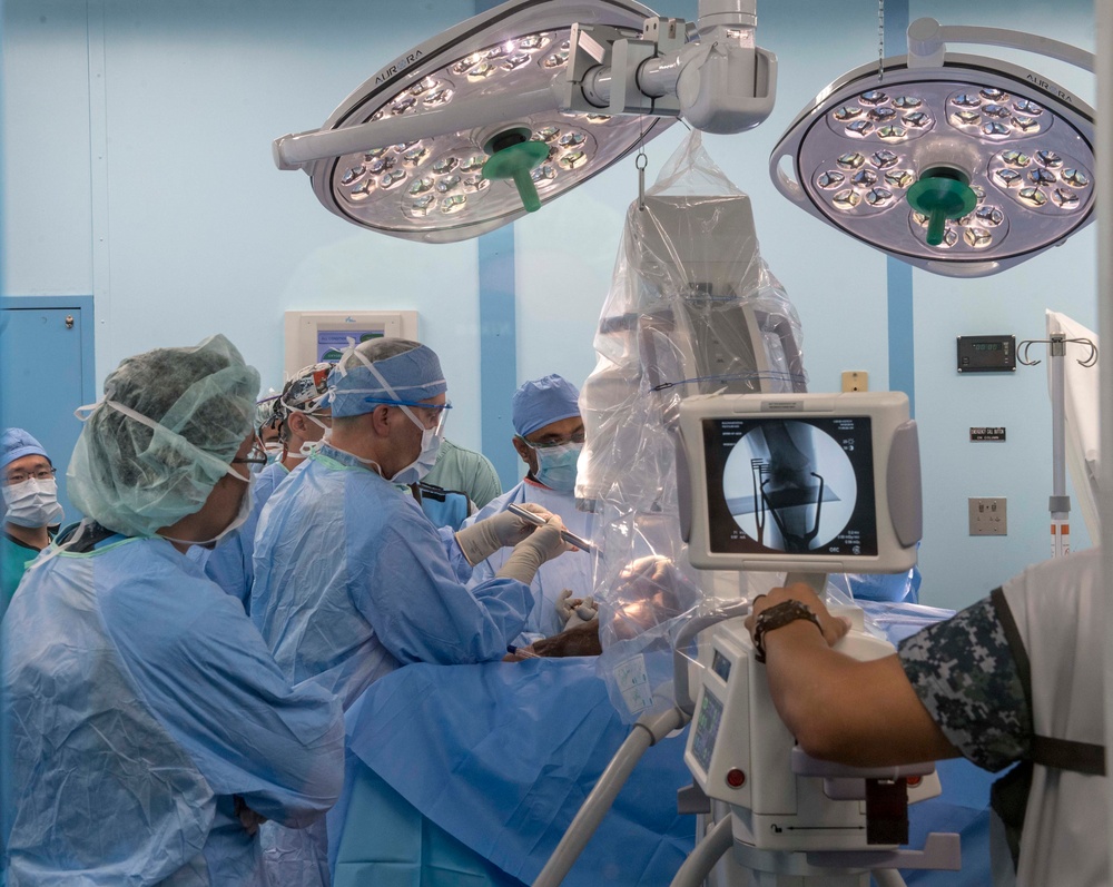 PP18 performs surgeries aboard USNS Mercy while in Sri Lanka