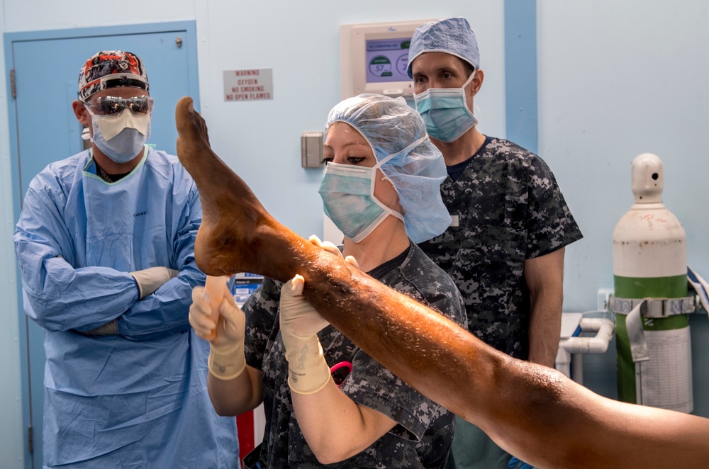 PP18 performs surgeries aboard USNS Mercy while in Sri Lanka