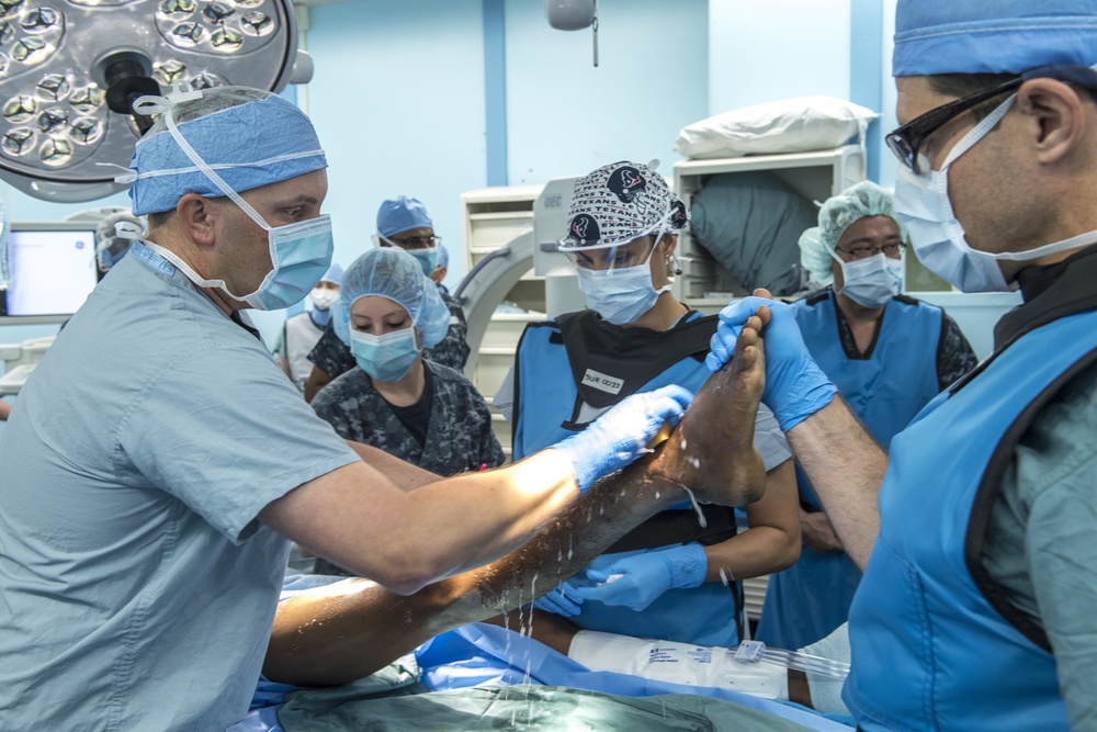 PP18 performs surgeries aboard USNS Mercy while in Sri Lanka