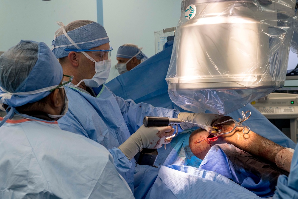 PP18 performs surgeries aboard USNS Mercy while in Sri Lanka