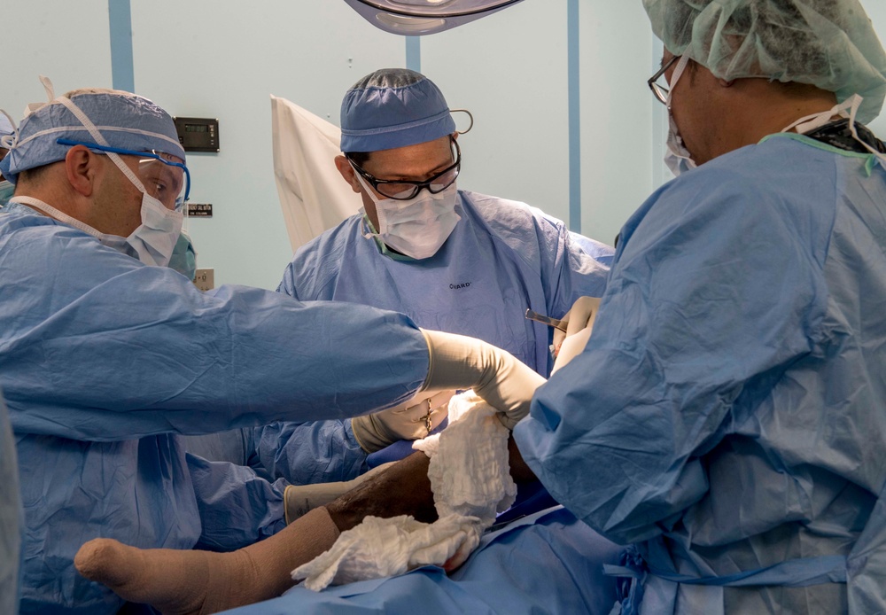 PP18 performs surgeries aboard USNS Mercy while in Sri Lanka