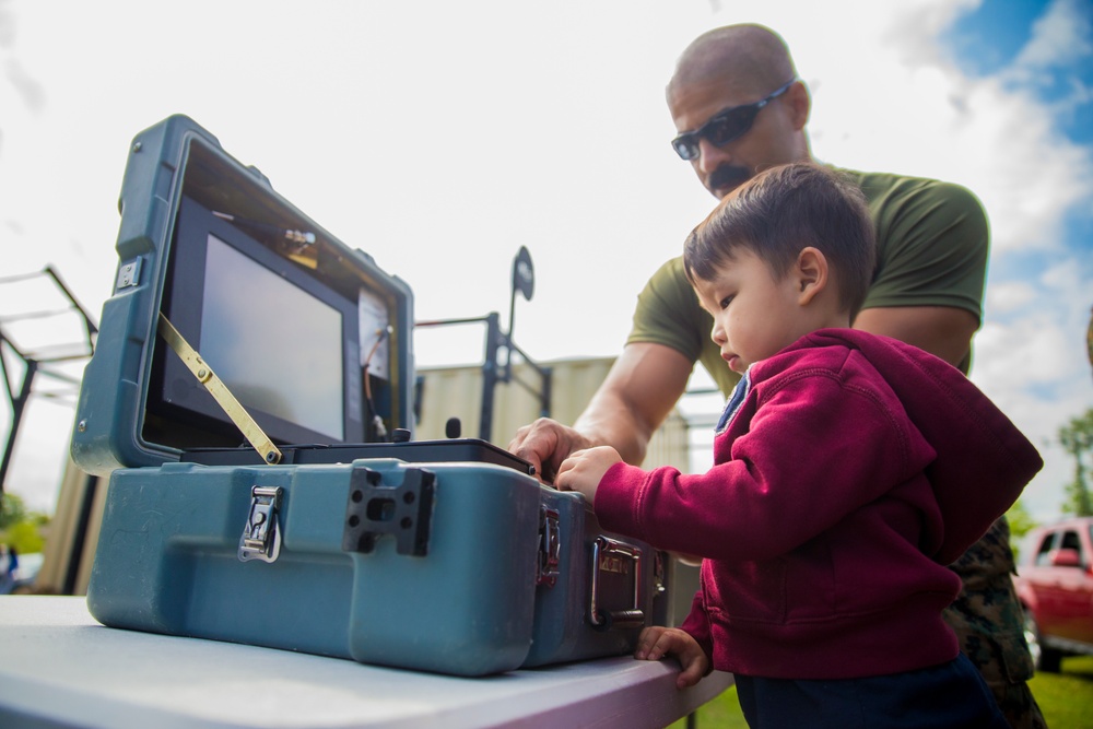 Family members learn what it's like to be a Marine or Sailor