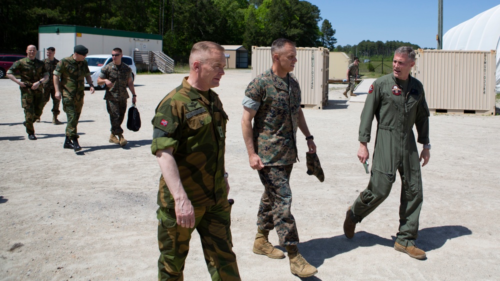 Norwegian general visits 2nd MAW