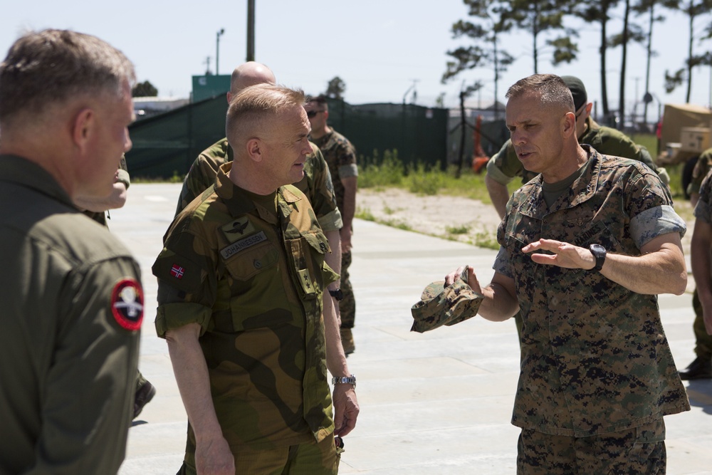 Norwegian general visits 2nd MAW