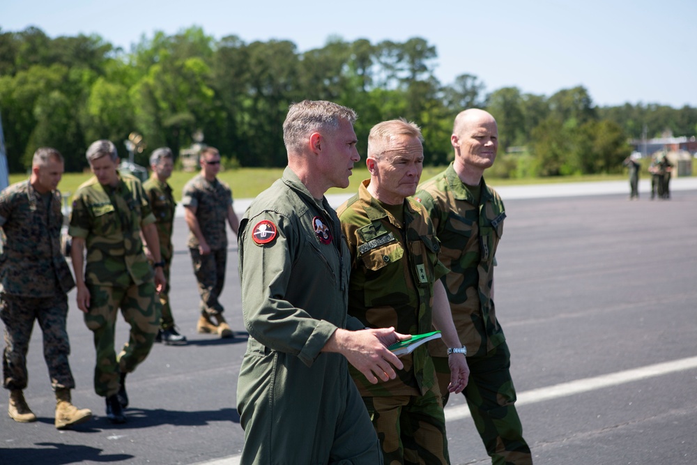 Norwegian general visits 2nd MAW