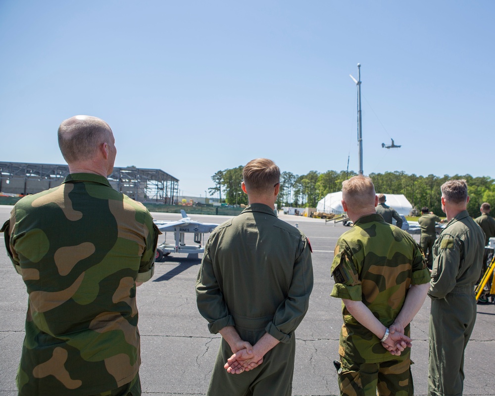 Norwegian general visits 2nd MAW