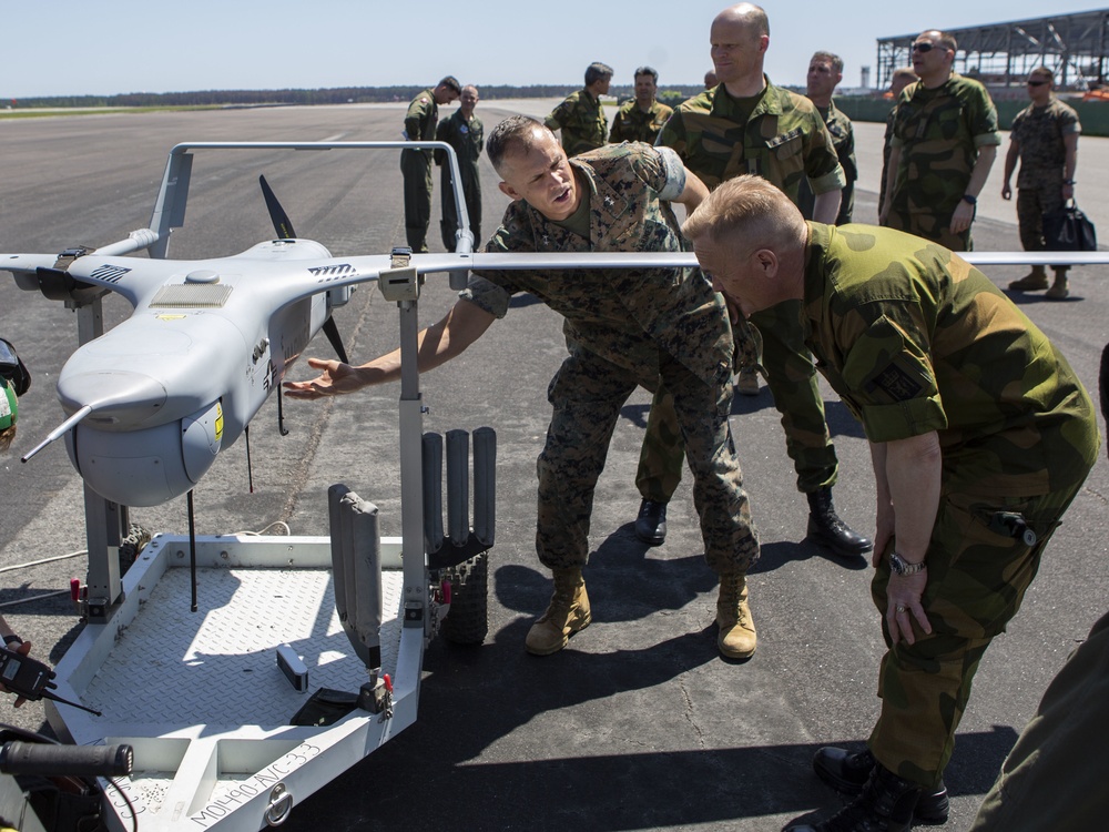 Norwegian general visits 2nd MAW