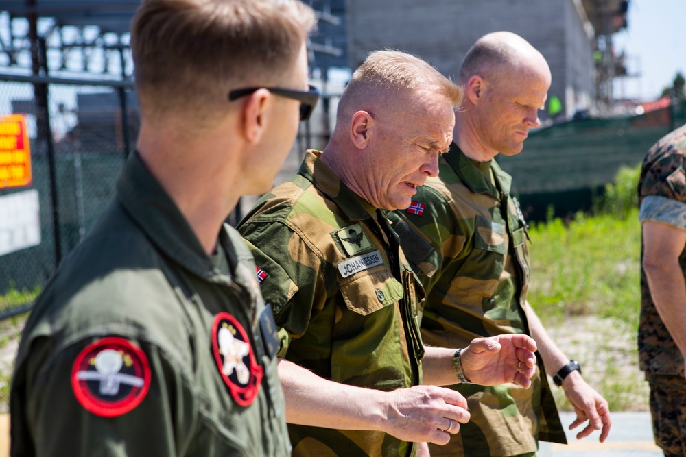 Norwegian general visits 2nd MAW