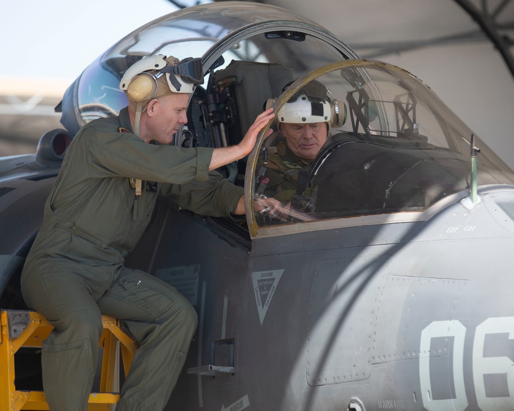 Norwegian general visits 2nd MAW