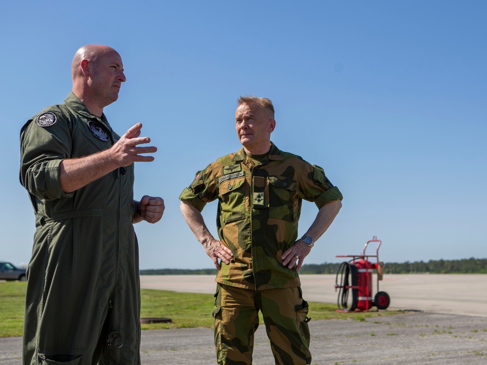 Norwegian general visits 2nd MAW