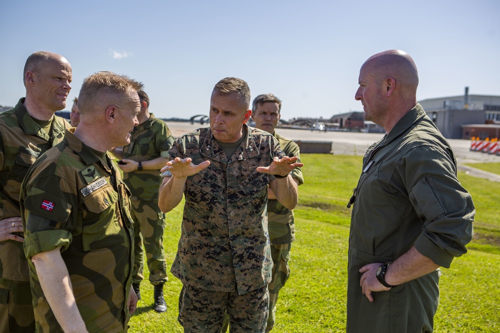 Norwegian general visits 2nd MAW