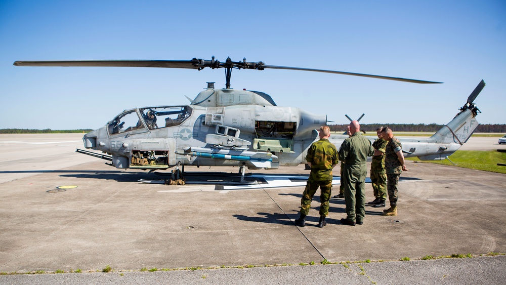 Norwegian general visits 2nd MAW