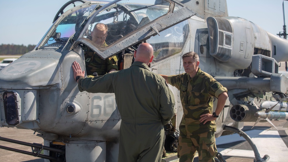 Norwegian general visits 2nd MAW