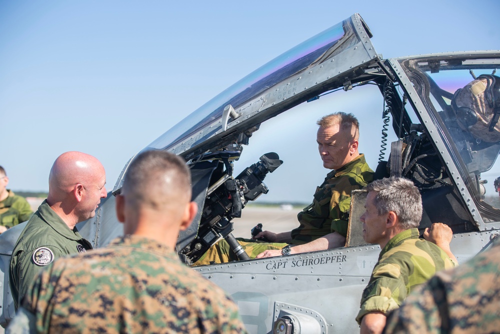 Norwegian general visits 2nd MAW