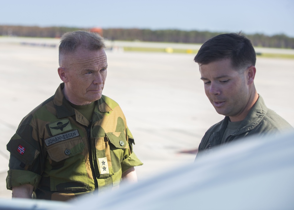 Norwegian general visits 2nd MAW