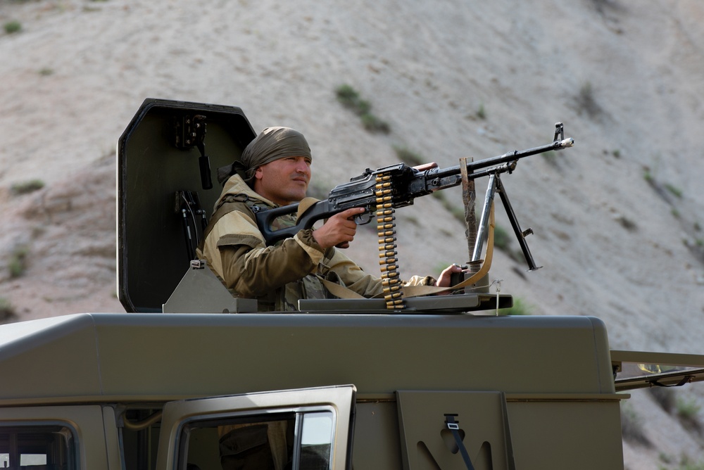 Tajik, U.S. soldiers train together on traffic control points