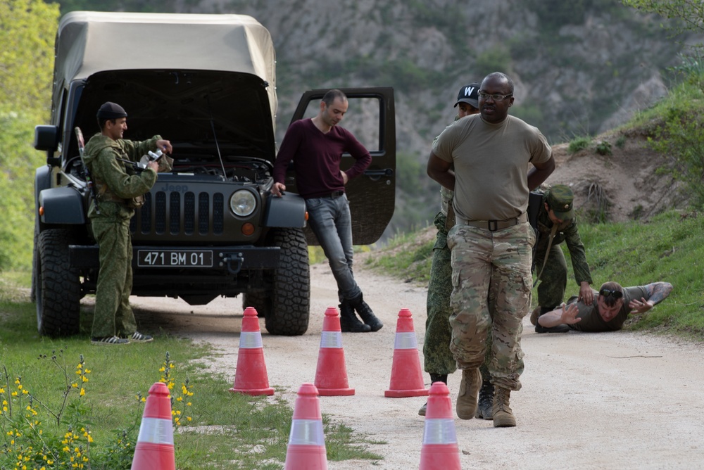 Tajik, U.S. soldiers train together on traffic control points