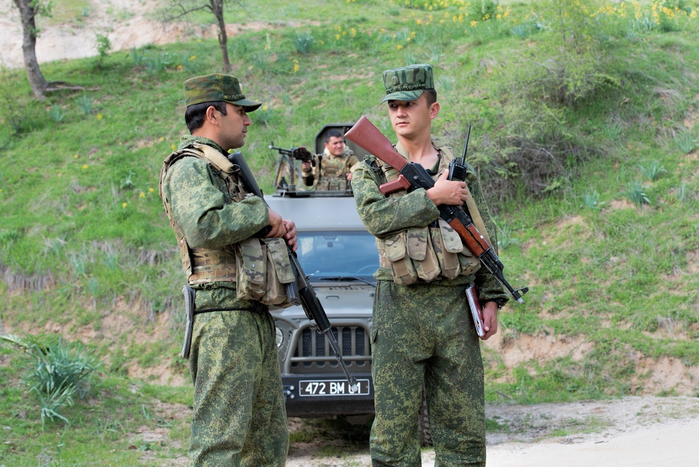 Tajik, U.S. soldiers train together on traffic control points