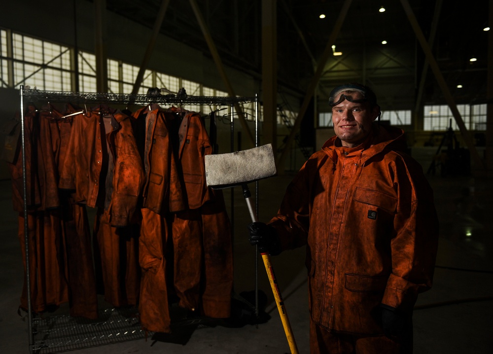 5th MXS Airmen wash the warbird