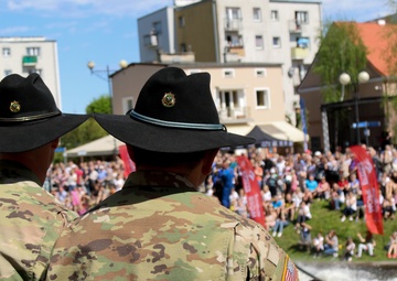 Nato Forces Open Bridges With Polish People