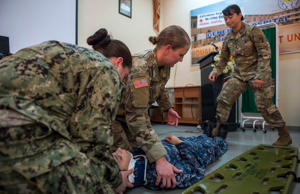 PP18 Medical personnel exchange techniques during a symposium at Trincomalee General Hospital.