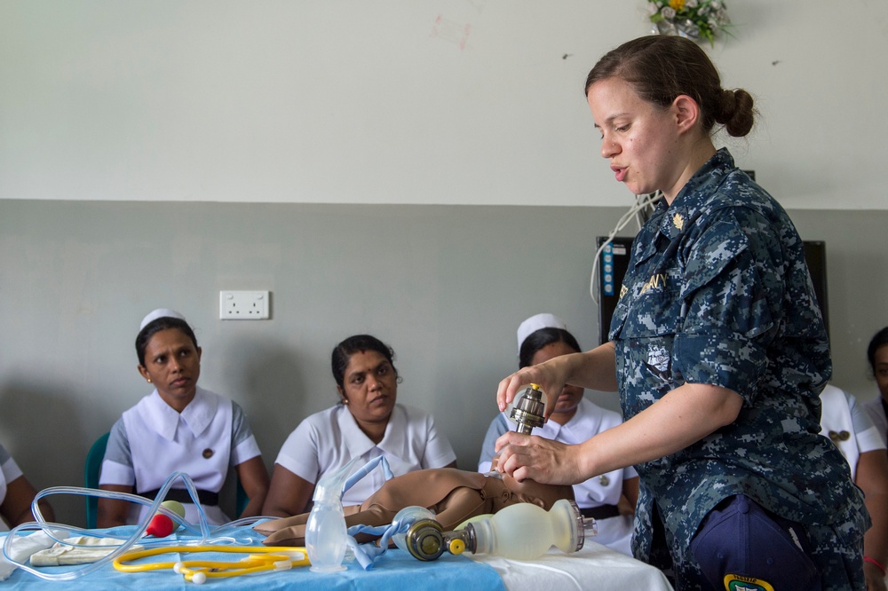 PP18 Medical personnel exchange techniques during a symposium at Trincomalee General Hospital.