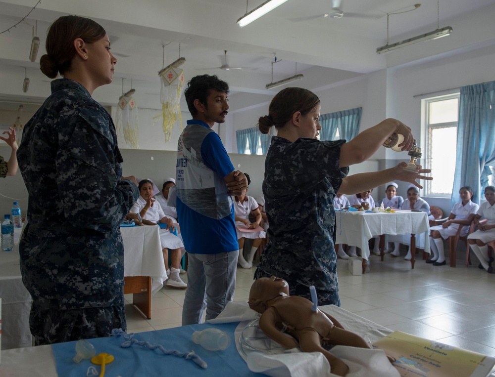 PP18 Medical personnel exchange techniques during a symposium at Trincomalee General Hospital.