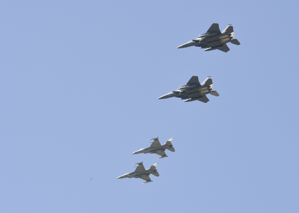 Jets fly over Aviano