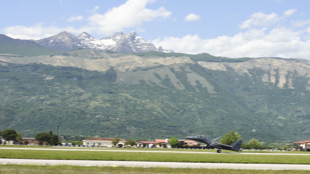 Jet lands at Aviano