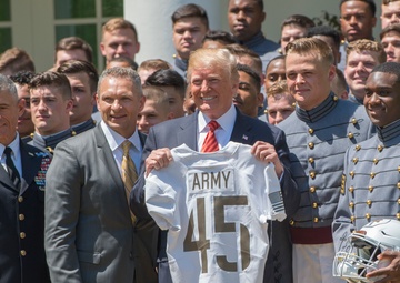 President Trump presents Commander-in-Chief's Trophy to Army team of 'fighters'