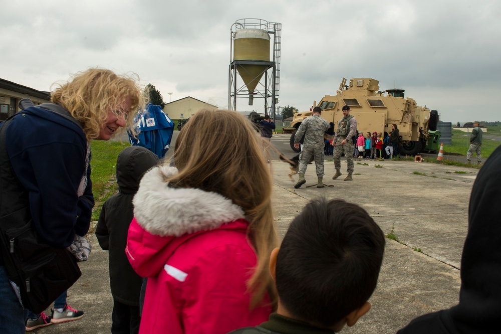 Spangdahlem Elementary students participate in deployment line