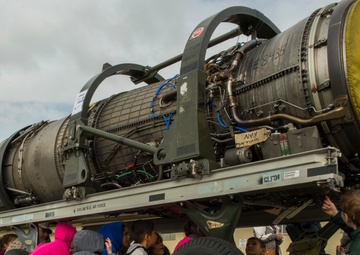 Spangdahlem Elementary students participate in deployment line