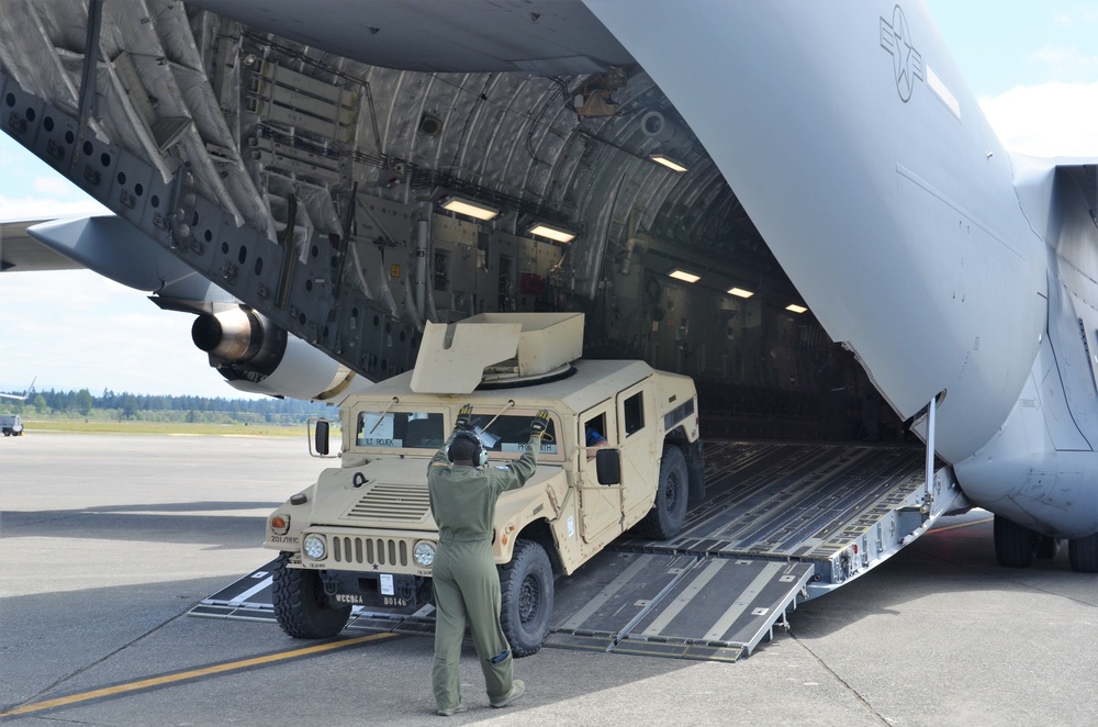 Gryphon Soldiers receive airlift equipment preparation training during field training exercise