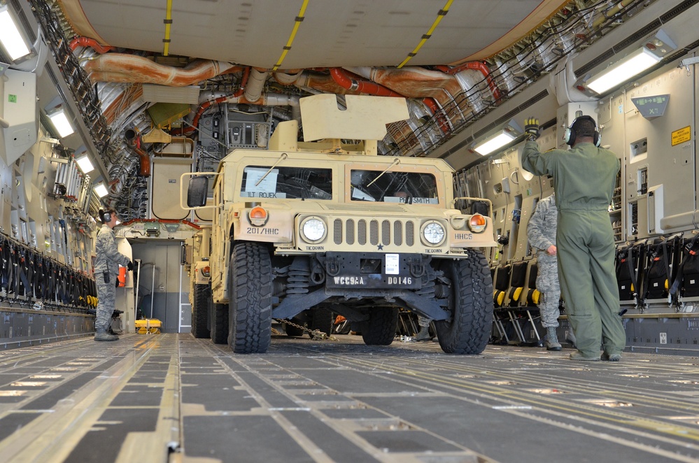 Gryphon Soldiers receive airlift equipment preparation training during field training exercise