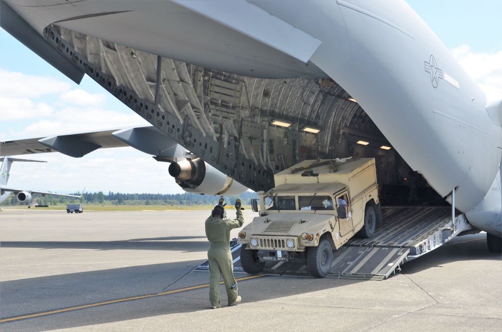 Gryphon Soldiers receive airlift equipment preparation training during field training exercise