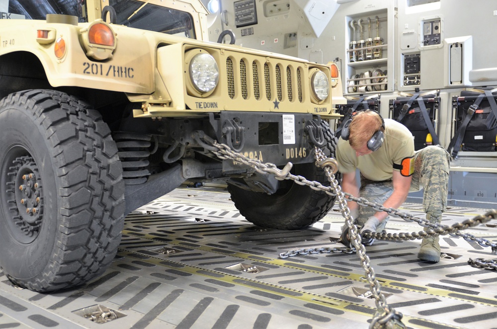 Gryphon Soldiers receive airlift equipment preparation training during field training exercise