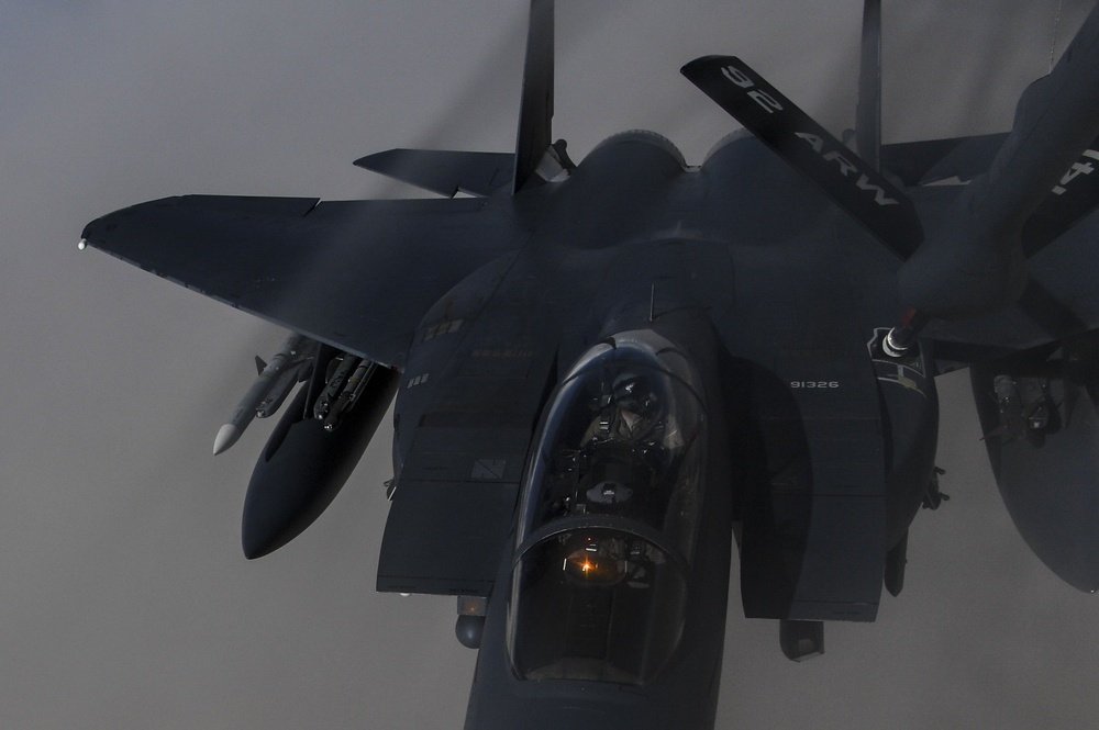 KC-135 refuels F-15s