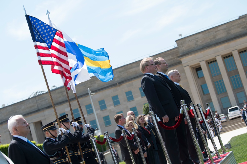 SD meets with Finland Defense Minister Jussi Niinisto and Sweden Defense Minister Peter Hultqvist