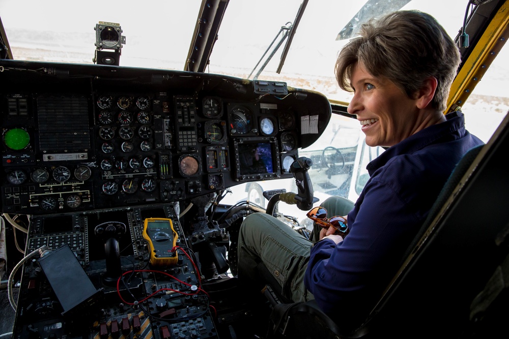 Senator Ernst visits Combat Center for a day in the life of a Marine