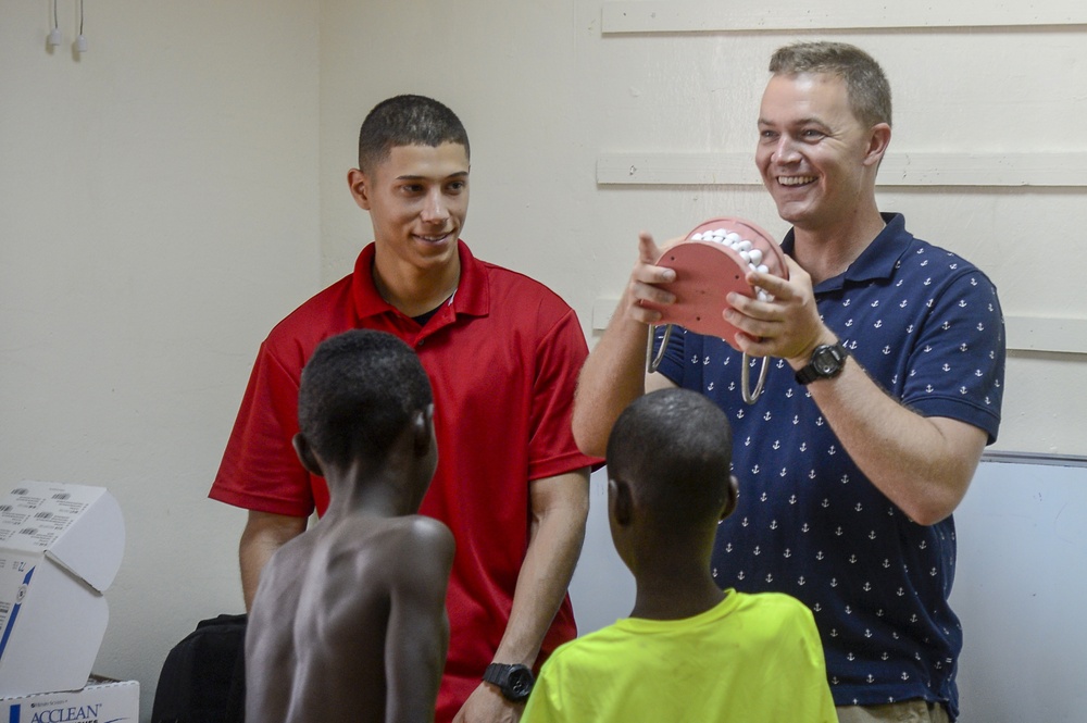 Army Dentist provides Dental Education in Caritas