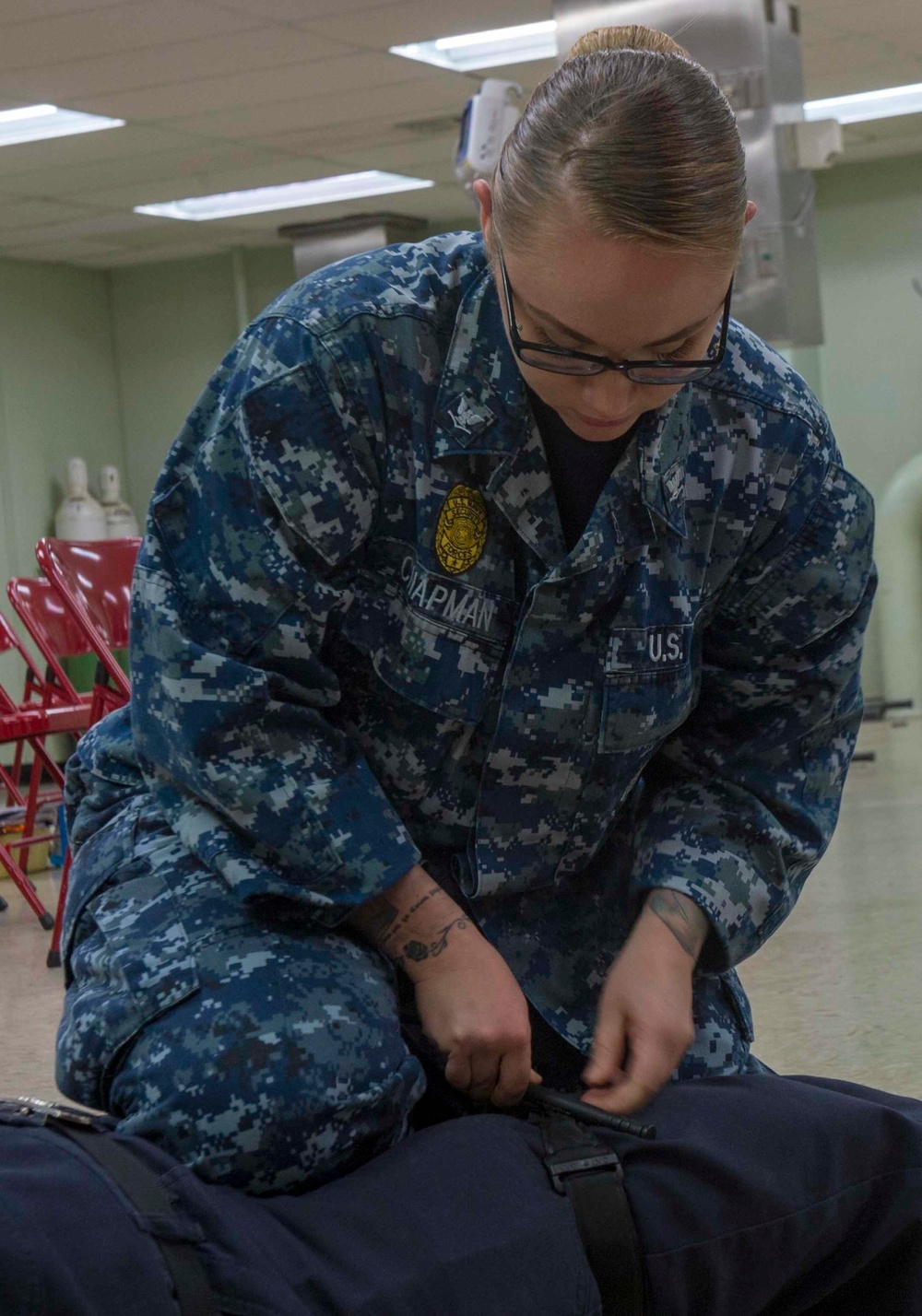 Sailors participate in TCCC aboard USNS Mercy