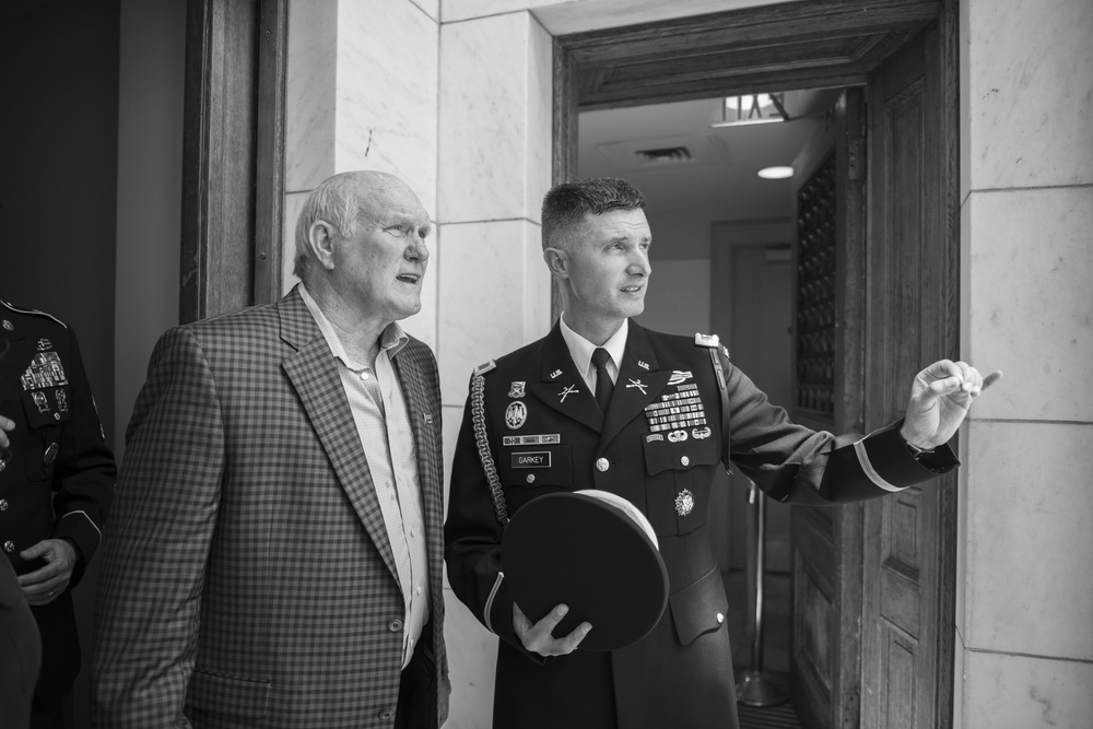 Terry Bradshaw With USO-Metro Participates in an Army Special Honors Wreath-Laying at the Tomb of the Unknown Soldier