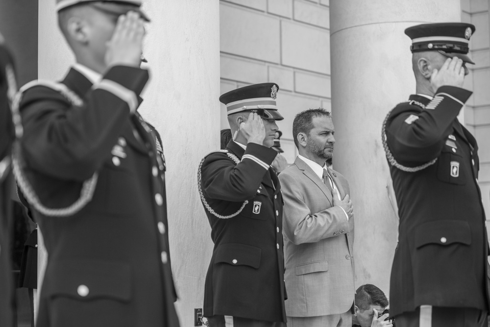 Terry Bradshaw With USO-Metro Participates in an Army Special Honors Wreath-Laying at the Tomb of the Unknown Soldier