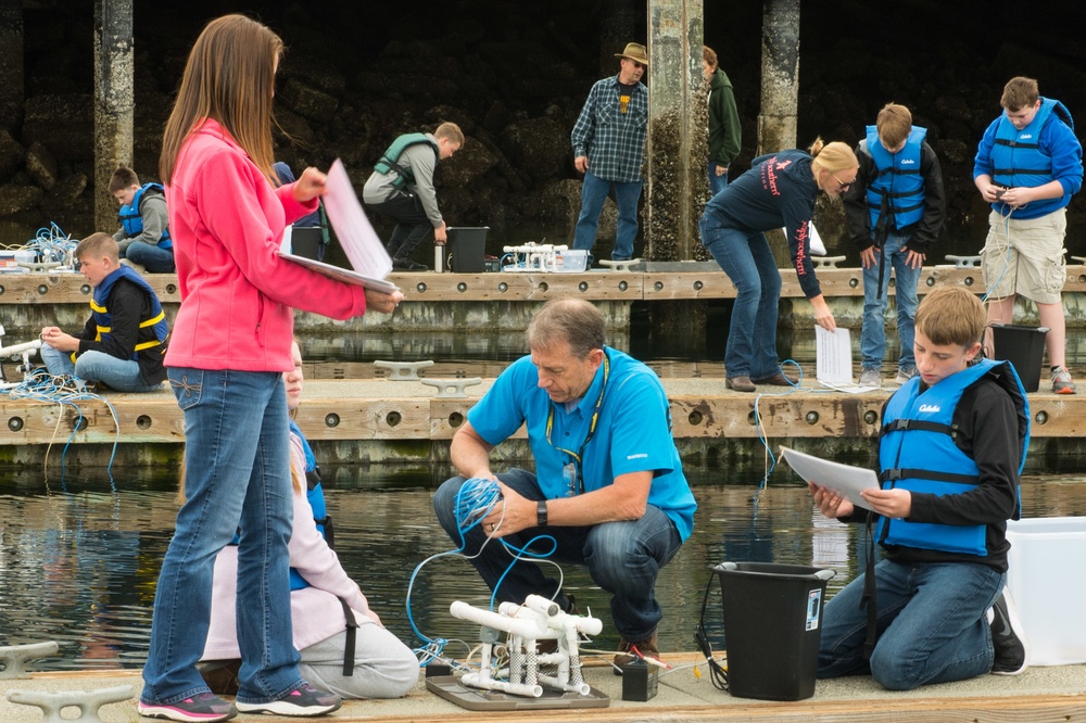 PSNS Teams With NUWC to Help Students Explore Marine Life