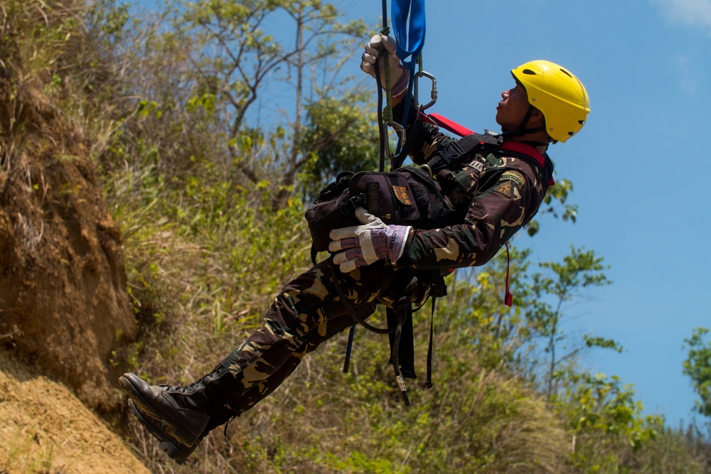 Balikatan 18: Hawaii National Guard and Philippine Army Rescue Teams Repel Training