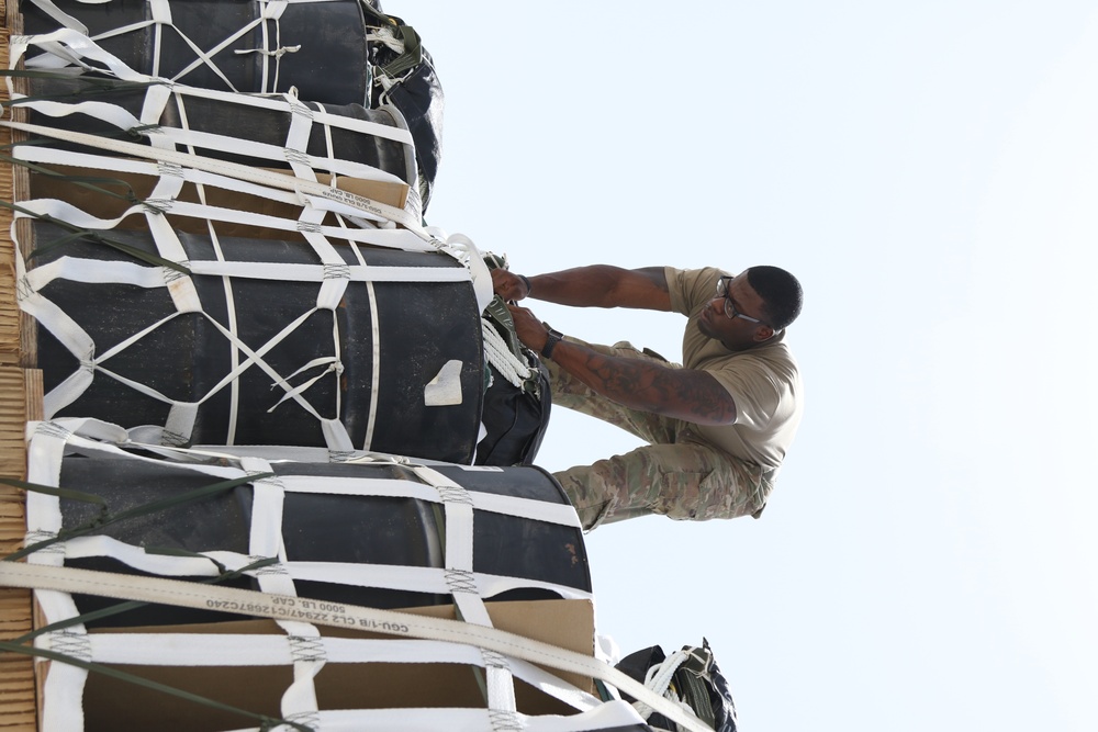 Qatar, U.S. militaries work together to strengthen Qatar C-17 air drop capabilities